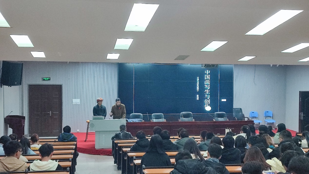 专心听讲的听众