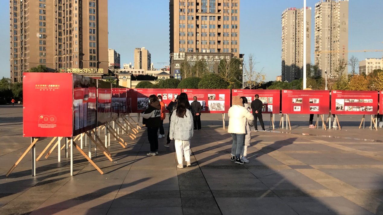 学生和市民观展