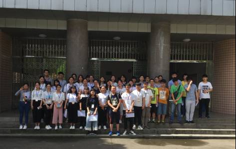 部分学生在见习学校合影