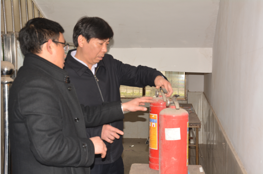图为郭军检查化学实验室消防设施情况