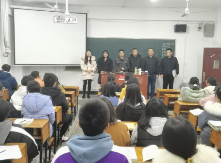 物管教师与学生合影