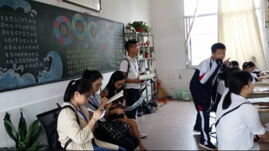 见习学校指导教师课后对学生进行指导