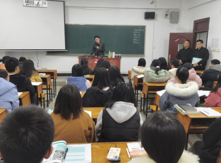 龚瑞风主任进行物管专业情况介绍