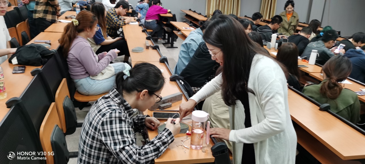 舒老师指导砚池雕刻