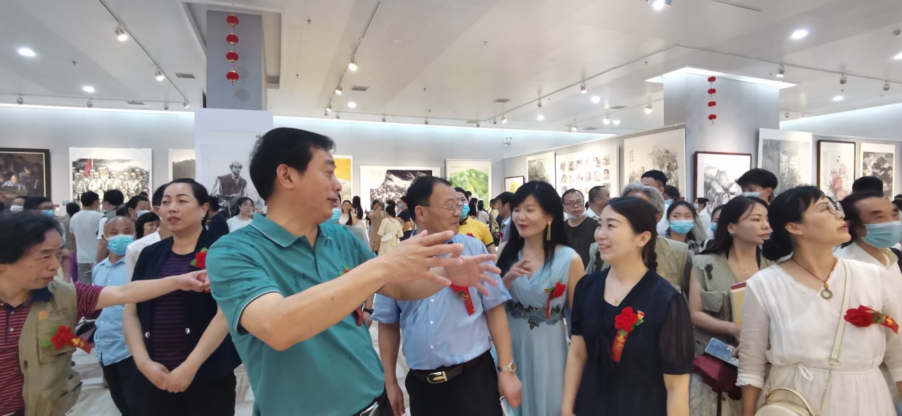 彭波老师向市领导解说作品创作过程