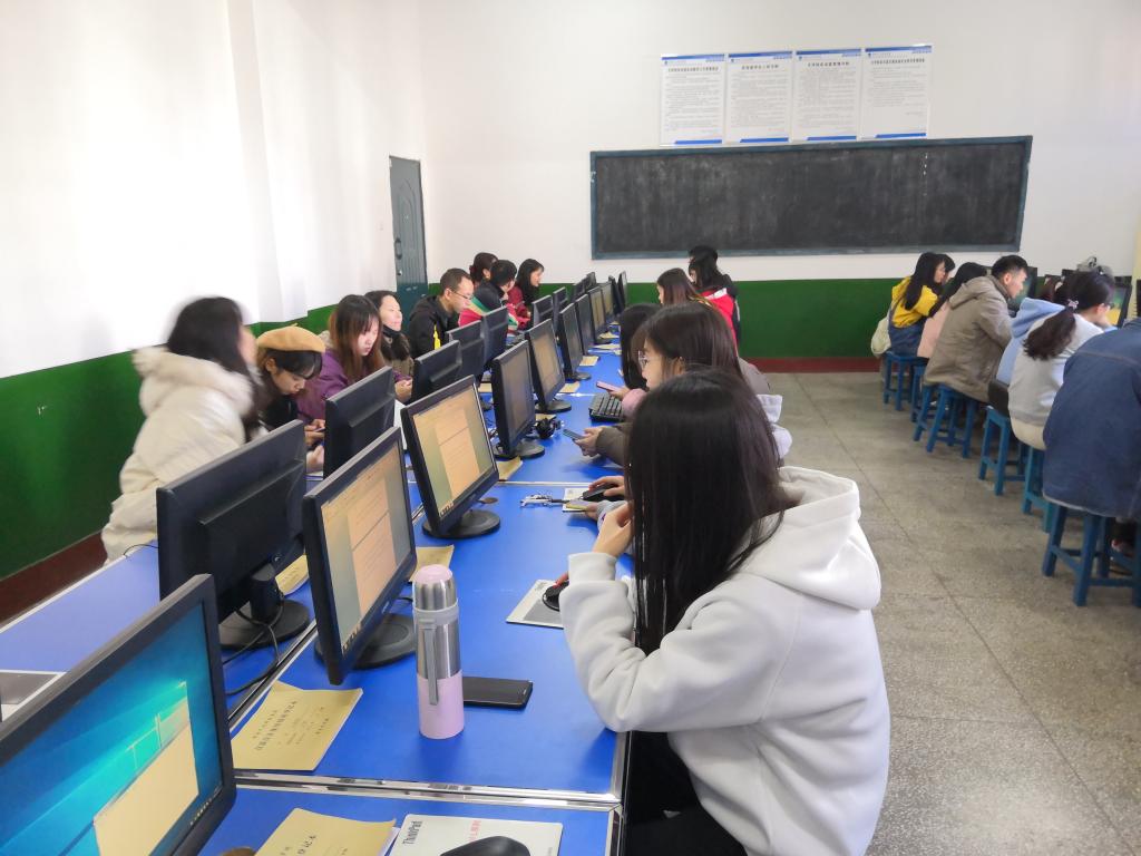 选手们在做策划