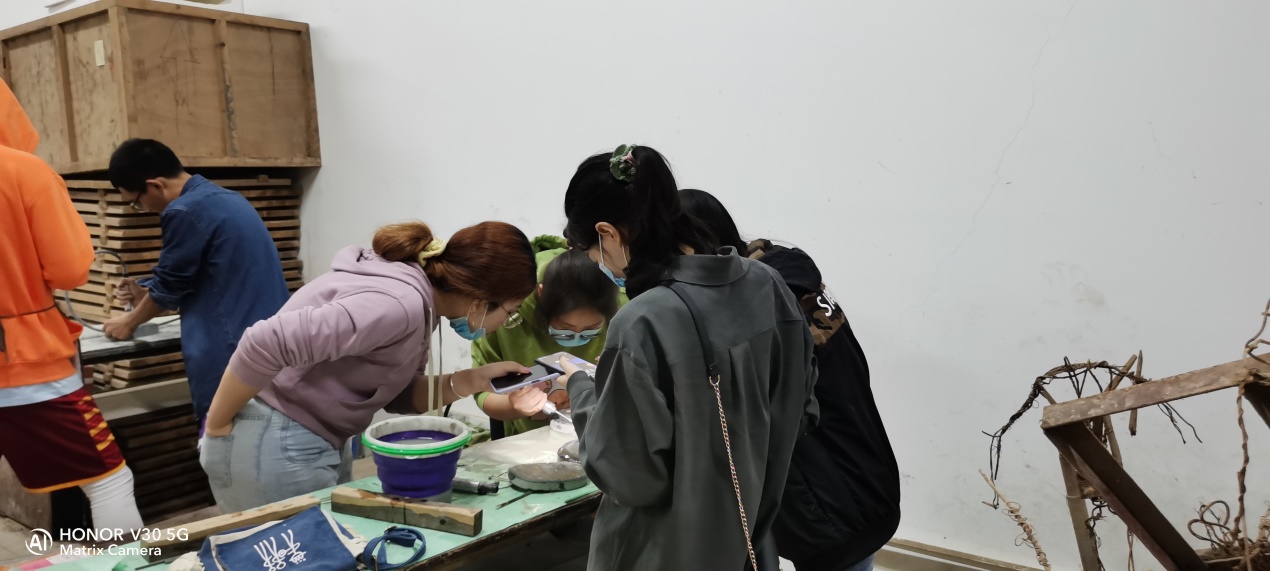 学生学习使用吊磨机对砚池深加工和抛光处理