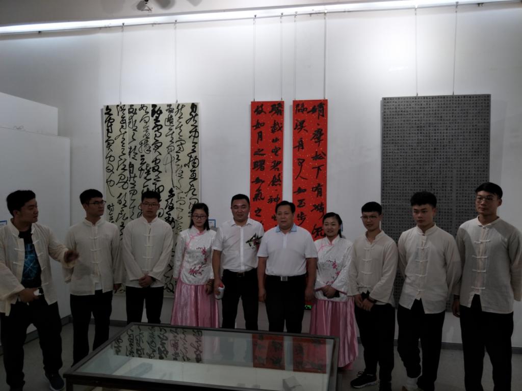 湖南省书法家协会主席鄢福初与“嘤嘤其鸣”创作八人组合影留念