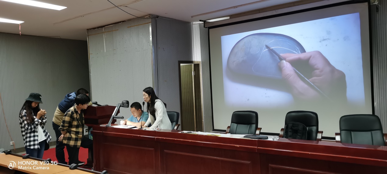 胡中纲老师和舒老师配合传授砚池雕刻刀法